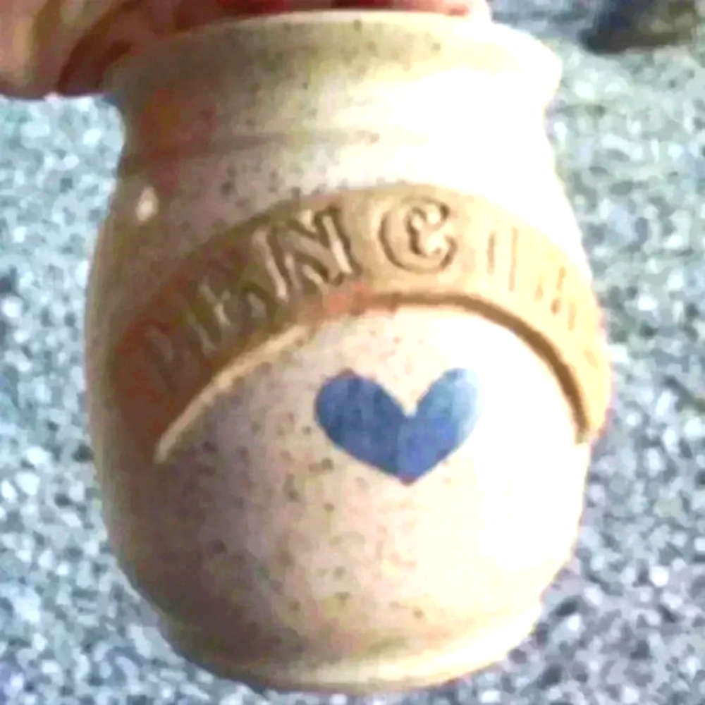 Vtg pottery pencil holder cup. Tan blue heart. 1988